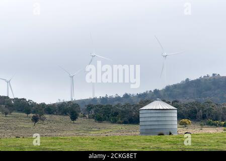 Les éoliennes du parc éolien de la capitale disparaissent presque sous de lourds nuages près de Tarago et Bungendore et à moins de 50 km de Canberra Banque D'Images