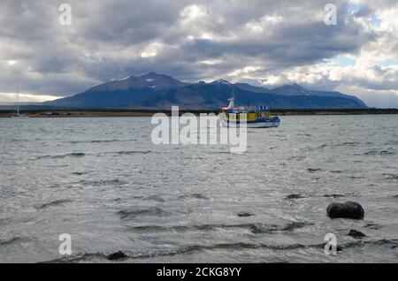 Bateau touristique dans l'Inlet Ultima Esperanza et la chaîne de montagnes Sarmiento au départ de Puerto Natales. Magallanes et région antarctique chilienne. Chili. Banque D'Images