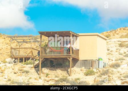 Extérieur d'une maison écologique, autonome, dans le désert du Néguev, Israël Banque D'Images