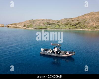 L'équipe scientifique de surveillance de la Société méditerranéenne de conservation chargée de la mise en œuvre de l'herbe marine, Posidonia oceanica, bilan de santé dans la baie de Gokova en Turquie Banque D'Images