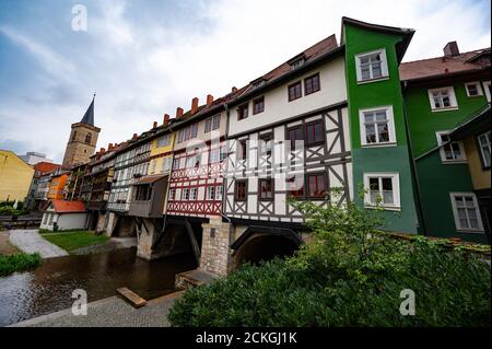 Le Krämerbrücke (pont des marchands) est un pont d'arche médiéval situé à Erfurt, en Thuringe, dans le centre de l'Allemagne, bordé de boutiques à colombages et de ho Banque D'Images