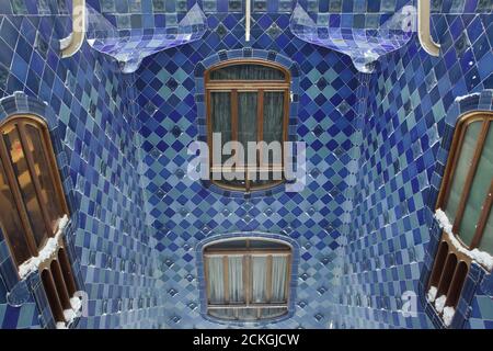 Lumière bleue carrelée dans la Casa Batlló à Barcelone, Catalogne, Espagne. Le manoir conçu par l'architecte moderniste catalan Antoni Gaudí pour la famille Batlló comme une maison de revenu ainsi qu'une résidence familiale privée a été construit entre 1904 et 1906. Banque D'Images