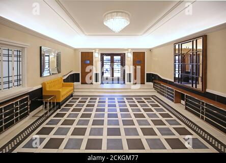 Hall d'entrée récemment rénové dans un immeuble de style Art déco des années 1930 à Finchley, au nord de Londres, au Royaume-Uni Banque D'Images