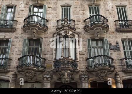 Casa Calvet conçu par l'architecte moderniste catalan Antoni Gaudí à Barcelone, Catalogne, Espagne. Le manoir commandé par le fabricant de textiles catalan Pere Màrtir Calvet i Carbonell a été construit entre 1898 et 1900. Banque D'Images