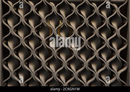 Grilles en fer forgé sur la porte principale du Palau Güell conçues par l'architecte moderniste catalan Antoni Gaudí à Barcelone, Catalogne, Espagne. Le manoir commandé par le magnat industriel catalan Eusebi Güell a été construit entre 1886 et 1890. Banque D'Images