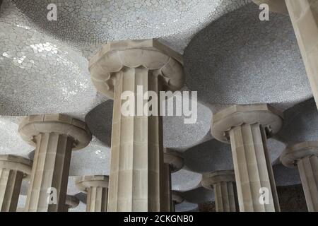 Colonnes doriques dans la salle Hypostyle du Parc Güell conçues par l'architecte moderniste catalan Antoni Gaudí et construites entre 1900 et 1914 à Barcelone, Catalogne, Espagne. Banque D'Images