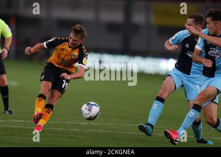 Newport, Royaume-Uni. 15 septembre 2020. Scott Twine du comté de Newport (l) tire à son but. Carabao Cup EFL Cup 2nd round Match, Newport County v Cambridge Utd au Rodney Parade de Newport, pays de Galles, le mardi 15 septembre 2020. Cette image ne peut être utilisée qu'à des fins éditoriales. Utilisation éditoriale uniquement, licence requise pour une utilisation commerciale. Aucune utilisation dans les Paris, les jeux ou les publications d'un seul club/ligue/joueur. photo par Andrew Orchard/Andrew Orchard sports Photography/Alamy Live News crédit: Andrew Orchard sports Photography/Alamy Live News Banque D'Images