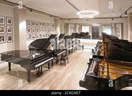 Les grands pianos Steinway exposés dans une salle d'exposition du centre de Londres. Les modèles présentés coûtent entre 50,000 et 150,000 £ Banque D'Images