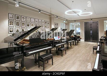 Les grands pianos Steinway exposés dans une salle d'exposition du centre de Londres. Les modèles présentés coûtent entre 50,000 et 150,000 £ Banque D'Images