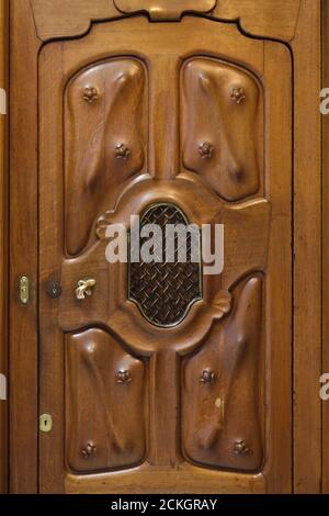 Détail de la porte en bois de l'un des appartements de la Casa Batlló à Barcelone, Catalogne, Espagne. Le manoir conçu par l'architecte moderniste catalan Antoni Gaudí pour la famille Batlló comme une maison de revenu ainsi qu'une résidence familiale privée a été construit entre 1904 et 1906. Banque D'Images