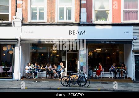 les femmes dîneurs au café beam à crouch end au nord de londres N8 angleterre Royaume-Uni Banque D'Images