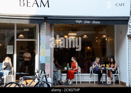 les femmes dîneurs au café beam à crouch end au nord de londres N8 angleterre Royaume-Uni Banque D'Images