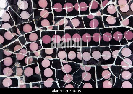 Mur en mosaïque de Trencadís sur l'escalier principal du parc Güell conçu par l'architecte moderniste catalan Antoni Gaudí et construit entre 1900 et 1914 à Barcelone, Catalogne, Espagne. Banque D'Images