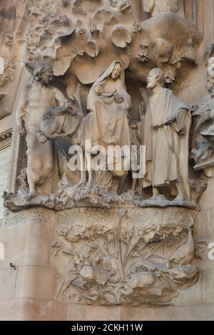 Vol en Égypte représenté sur la façade Nativité de la Sagrada Família (Basílica de la Sagrada Família) conçue par l'architecte moderniste catalan Antoni Gaudí à Barcelone, Catalogne, Espagne. La façade de la Nativité a été conçue par Antoni Gaudi lui-même et construite entre 1894 et 1930. Les statues ont été sculptées par le sculpteur moderniste catalan Llorenç Matamala i Piñol avec l'aide de Carles Mani i i Roig. Banque D'Images