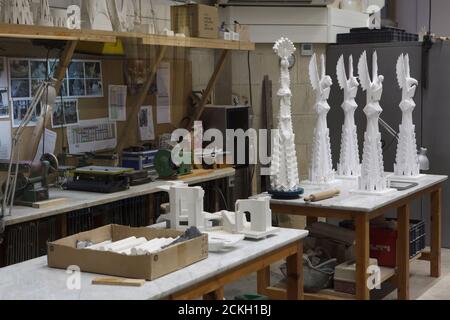 Modèles réduits de pinnacles pour les tours des Evangélistes de la Sagrada Família (Basílica de la Sagrada Família) exposés dans l'atelier modèle d'échelle sous la Sagrada Família à Barcelone, Catalogne, Espagne. Ces figures ont été conçues par le sculpteur espagnol Xavier Medina Campeny.