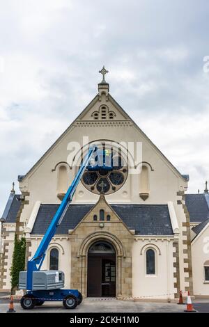 Ardara, Comté de Donegal, Irlande 16 septembre 2020. Restauration et nettoyage de la célèbre fenêtre de Hone d'Evie dans l'église de la Sainte famille. Hone est un peintre et un artiste de vitraux de renommée internationale né à Dublin qui a étudié sous Walter Sickert. Elle a terminé cette fenêtre en 1953 seulement deux ans avant sa mort. Ses nombreuses commissions prestigieuses incluent la fenêtre est pour la chapelle d'Eton College, Royaume-Uni et un morceau intitulé My four Green Fields qui se trouve dans les bâtiments gouvernementaux de Dublin. Banque D'Images