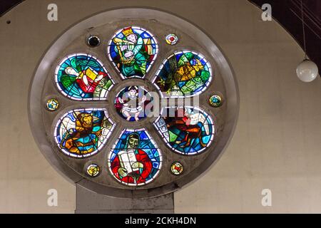 Ardara, Comté de Donegal, Irlande 16 septembre 2020. Restauration et nettoyage de la célèbre fenêtre de Hone d'Evie dans l'église de la Sainte famille. Hone est un peintre et un artiste de vitraux de renommée internationale né à Dublin qui a étudié sous Walter Sickert. Elle a terminé cette fenêtre en 1953 seulement deux ans avant sa mort. Ses nombreuses commissions prestigieuses incluent la fenêtre est pour la chapelle d'Eton College, Royaume-Uni et un morceau intitulé My four Green Fields qui se trouve dans les bâtiments gouvernementaux de Dublin. Banque D'Images