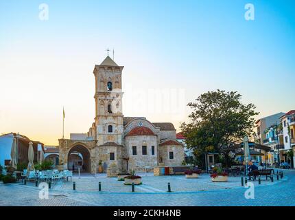 L'église Saint Lazarus à la place Larnaka dans la lumière du soir, les cafés et les magasins à la rue tiusristic, Chypre Banque D'Images