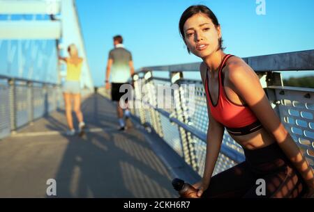 Happy young woman exercising outdoors. Vivre une vie saine Banque D'Images