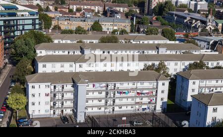 Vue sur le toit de blocs d'appartements peints en blanc à Bethnal Green, Londres, Angleterre, Royaume-Uni Banque D'Images