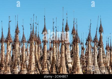 Stupa spires dans le complexe de la Pagode Kakku au Myanmar Banque D'Images