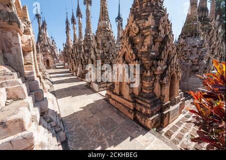 Stupas dans le complexe de la Pagode de Kakku au Myanmar Banque D'Images