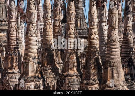 Stupa spires dans le complexe de la Pagode Kakku au Myanmar Banque D'Images