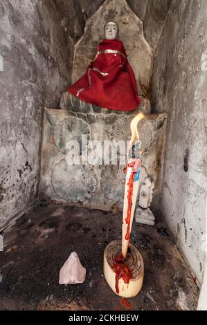 Bougie de tir et une statue de Bouddha dans l'un des Les stupas du complexe de la Pagode de Kakku au Myanmar Banque D'Images