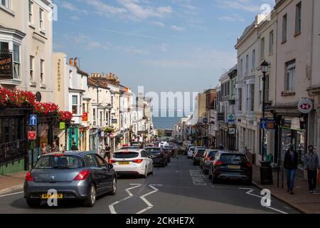 La rue haute de Ryde, l'île de Wight, en direction de la plage Banque D'Images