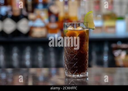 Gros plan d'un cocktail cuba libre Banque D'Images