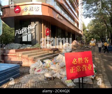 Pékin, Chine. 16 septembre 2020. La première Pizza Hut a ouvert ses portes en Chine, une fois prévue pour la fermeture, et a commencé ses travaux de rénovation après 25 ans d'activité à Beijing le mercredi 16 septembre 2020. Pizza Hut, de même que McDonald's et KFC, restent des endroits populaires pour manger dans les locaux, que ce soit pour des repas décontractés, des événements spéciaux ou des réunions gouvernementales. Photo de Stephen Shaver/UPI crédit: UPI/Alay Live News Banque D'Images