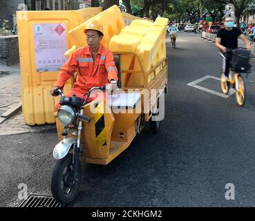 Pékin, Chine. 16 septembre 2020. Un ouvrier chinois transporte des barricades de construction géantes indiquant l'objectif du gouvernement d'améliorer la vie avec des projets de rénovation dans une rue du centre-ville de Beijing le mercredi 16 septembre 2020. Certaines parties de la capitale chinoise sont en train de subir d'importants projets de destruction et de construction visant à remplacer les vieux quartiers par de nouveaux quartiers modernes de logements et d'affaires. Photo de Stephen Shaver/UPI crédit: UPI/Alay Live News Banque D'Images