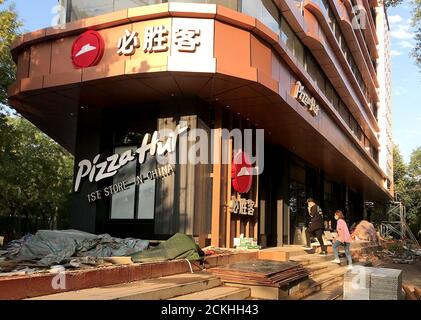 Pékin, Chine. 16 septembre 2020. La première Pizza Hut a ouvert ses portes en Chine, une fois prévue pour la fermeture, et a commencé ses travaux de rénovation après 25 ans d'activité à Beijing le mercredi 16 septembre 2020. Pizza Hut, de même que McDonald's et KFC, restent des endroits populaires pour manger dans les locaux, que ce soit pour des repas décontractés, des événements spéciaux ou des réunions gouvernementales. Photo de Stephen Shaver/UPI crédit: UPI/Alay Live News Banque D'Images