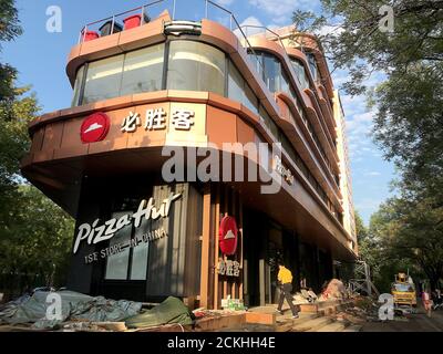 Pékin, Chine. 16 septembre 2020. La première Pizza Hut a ouvert ses portes en Chine, une fois prévue pour la fermeture, et a commencé ses travaux de rénovation après 25 ans d'activité à Beijing le mercredi 16 septembre 2020. Pizza Hut, de même que McDonald's et KFC, restent des endroits populaires pour manger dans les locaux, que ce soit pour des repas décontractés, des événements spéciaux ou des réunions gouvernementales. Photo de Stephen Shaver/UPI crédit: UPI/Alay Live News Banque D'Images