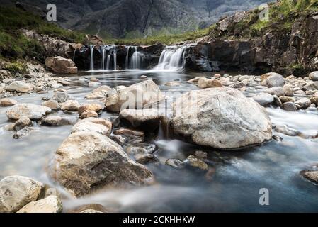 Cascades piscines fée entouré de montagnes pendant une journée nuageuse sur l'île de Skye en Ecosse