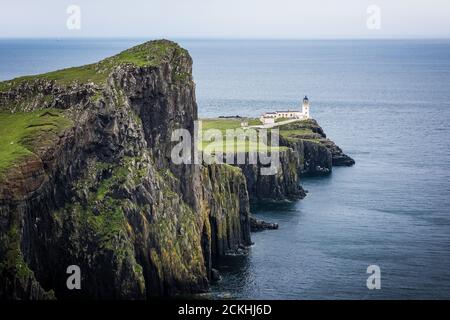 Vue sur le phare de Neist point pendant une journée nuageux sur l'île de Skye, en Écosse Banque D'Images