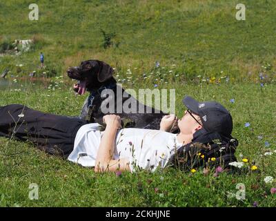 Un homme avec un chien de chasse dans un champ. Un homme avec un chien. Banque D'Images