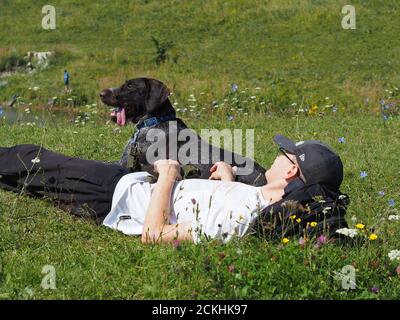 Un homme avec un chien de chasse dans un champ. Un homme avec un chien. Banque D'Images