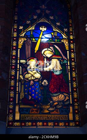 Le vitrail de l'Annonciation vu de l'extérieur la nuit, Eglise Sainte Marie Immaculée RC, Warwick, Royaume-Uni Banque D'Images