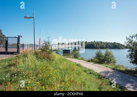 Korkeasaari, Helsinki, Finlande, 21 août 2020 vue depuis la rive, sur l'île au zoo, jour ensoleillé d'été. Photo de haute qualité Banque D'Images