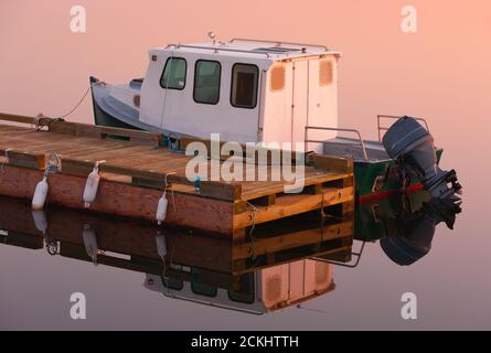 Bateau traditionnel en bois au quai, à la lumière du matin Banque D'Images