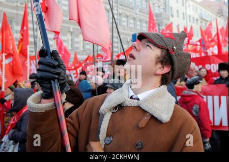 Les militants et les partisans du Parti communiste russe se réunissent avant une marche pour célébrer le défenseur de la fête de la Patrie, qui était auparavant connu sous le nom de l'armée soviétique et de la Marine Day, à Moscou, en Russie, le 23 février 2019. REUTERS/Maxim Schemetov