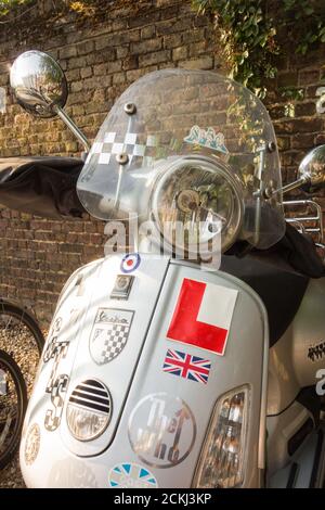 Un Vespa GTS 300 argenté décoré de L rouge plaques et autocollants Banque D'Images