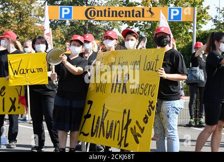 Aix-la-Chapelle, Allemagne. 16 septembre 2020. Les employés du fabricant de pneus Continental protestent avec des affiches disant « nous sommes ici et fort, parce que vous volent notre avenir » lors d'un événement d'information publique du comité d'entreprise sur la fermeture prévue de l'usine à la fin de 2021. Credit: Roberto Pfeil/dpa/Alay Live News Banque D'Images