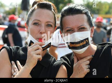 Aix-la-Chapelle, Allemagne. 16 septembre 2020. Deux femmes protestent avec des protecteurs de bouche et des sifflets lors d'un événement d'information publique du comité d'entreprise sur la fermeture prévue de l'usine à la fin de 2021. Credit: Roberto Pfeil/dpa/Alay Live News Banque D'Images