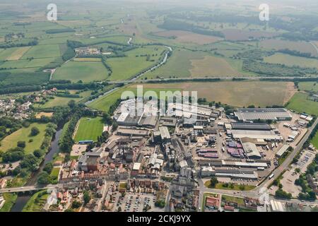 Une vue aérienne de Tadcaster montrant les brasseries Sam Smiths et Heineken ( autrefois John Smiths ), North Yorkshire, nord de l'Angleterre, Royaume-Uni Banque D'Images