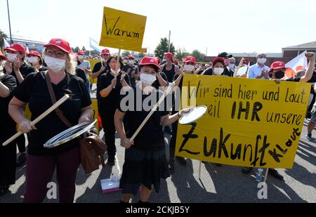 Aix-la-Chapelle, Allemagne. 16 septembre 2020. Les employés du fabricant de pneus Continental protestent avec des affiches disant « nous sommes ici et fort, parce que vous volent notre avenir » et « Pourquoi ? » lors d'un événement d'information publique du comité d'entreprise sur la fermeture prévue de l'usine à la fin de 2021. Credit: Roberto Pfeil/dpa/Alay Live News Banque D'Images