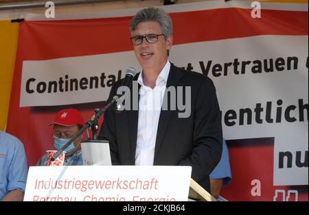 Aix-la-Chapelle, Allemagne. 16 septembre 2020. Marcel Philipp (CDU), Lord Mayor of Aachen, s'adresse aux employés du fabricant de pneus Continental lors d'un événement d'information publique du comité d'entreprise sur la fermeture prévue de l'usine à la fin de 2021. Credit: Roberto Pfeil/dpa/Alay Live News Banque D'Images