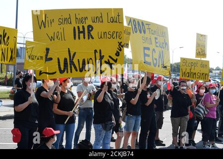 Aix-la-Chapelle, Allemagne. 16 septembre 2020. Les employés du fabricant de pneus Continental protestent avec des affiches disant « nous sommes ici et fort, parce que vous volent notre avenir » et « Pourquoi ? » lors d'un événement d'information publique du comité d'entreprise sur la fermeture prévue de l'usine à la fin de 2021. Credit: Roberto Pfeil/dpa/Alay Live News Banque D'Images