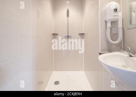 Une salle de douche attenante à l'auberge de jeunesse Cote Ghyll à Osmotherley, dans le North Yorkshire, au Royaume-Uni